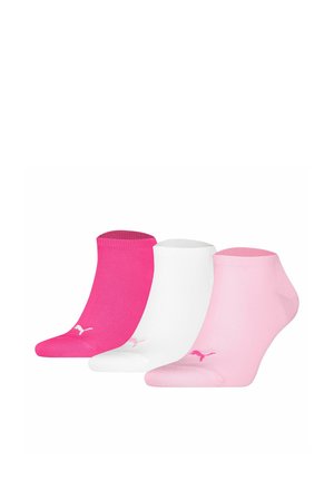 Tres pares de calcetines tobilleros: fucsia, blanco y rosa claro. Cada calcetín tiene una textura acanalada y un pequeño logo blanco en el costado.