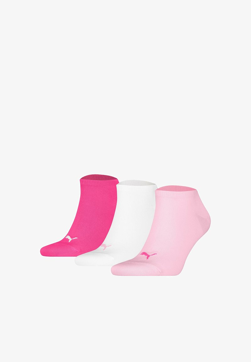 Tres pares de calcetines tobilleros: fucsia, blanco y rosa claro. Cada calcetín tiene una textura acanalada y un pequeño logo blanco en el costado.