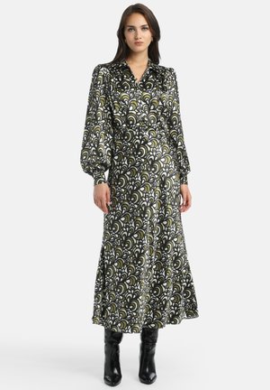 Zwarte maxi-jurk met een spiraalpatroon in wit en olijfgroen, lange mouwen, knoopsluiting bij de kraag en een gerende taille. Gestructureerde stof.