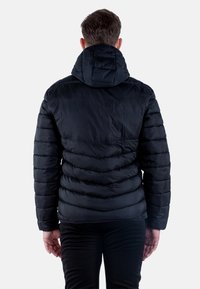 Svart pufferjacka med huva, med horisontella quiltade sektioner och en slät yta. Enkel design utan synlig hårdvara.