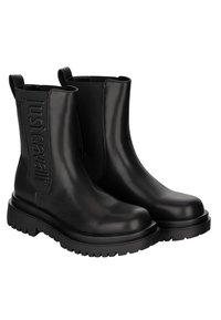 Czarne skórzane botki z grubymi podeszwami i elastycznymi panelami bocznymi, z wytłoczonym napisem „Just Cavalli” po zewnętrznej stronie.