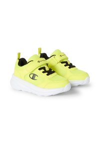 Neon-gelbe Sportschuhe mit einem Obermaterial aus Netzgewebe, schwarzen Akzenten, Klettverschluss und einer weißen Gummisohle mit strukturiertem Profil.