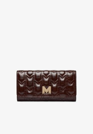 Cartera de cuero acolchada marrón oscuro con un logo de metal dorado "M" en la solapa frontal, mostrada sobre un fondo blanco.