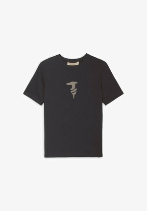 Schwarzes kurzärmeliges T-Shirt mit einer beigen, stilisierten Schlange, die sich um eine vertikale Linie wickelt und zentriert auf der Brust befindet.