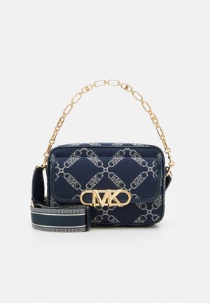 Sac à main rectangulaire bleu marine avec motif répétitif du logo MK, poignée chaîne dorée, fermoir logo MK audacieux et bandoulière amovible en tissu rayé.