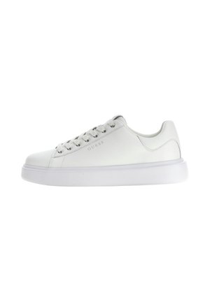 Sneaker bianca bassa con design stringato e suola spessa, con il marchio "GUESS" sul lato.