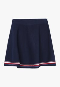 Marineblå strikket nederdel med elastisk talje og røde, hvide og lyserøde vandrette striber langs kanten.