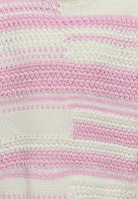 Tessuto lavorato a maglia caratterizzato da strisce alternate di rosa chiaro e crema, con un motivo testurizzato e tecniche di punto variabili in tutto il tessuto.