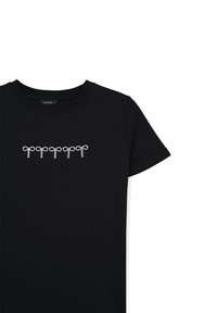 T-shirt in cotone nero con maniche corte e collo rotondo, che presenta cinque fiocchi bianchi ricamati nell'area del petto.