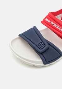 New Balance IOSPS UNISEX - Sandalen - true red