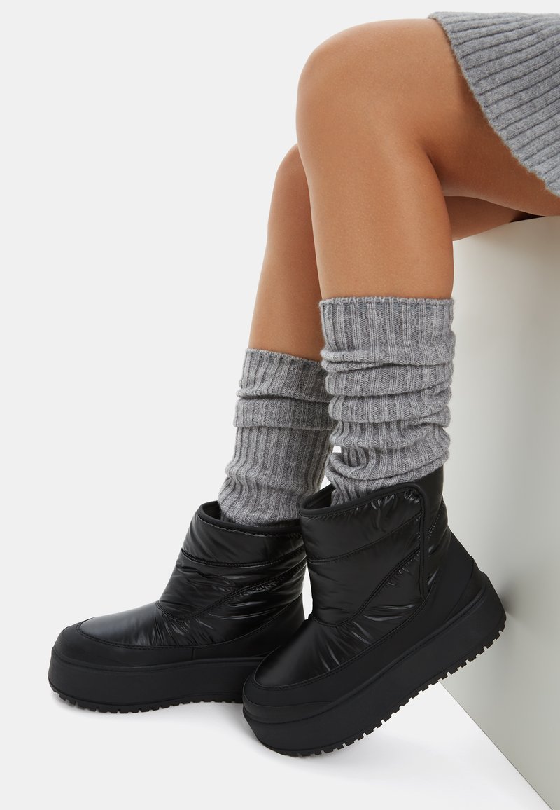 Bershka - PADDED - Snowboot/Winterstiefel - black, Vergrößern