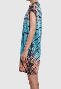 Sukienka tie-dye w kolorach niebieskim, czarnym i pomarańczowym, z krótkimi rękawami, luźnym krojem i okrągłym dekoltem; miękka tkanina o gładkiej strukturze.