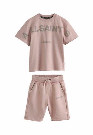 Világos rózsaszín pamut póló szürke "ALLSAINTS" és "LONDON" feliratokkal, hozzá illő, elasztikus derékpánttal és zsinórral ellátott sorttal párosítva.