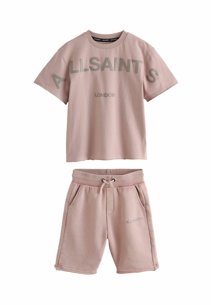 Lyserød bomulds t-shirt med grå "ALLSAINTS" og "LONDON" tryk, parret med matchende shorts med elastisk talje og snørelukning.