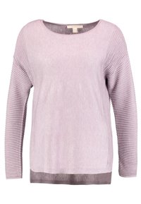 Suéter tejido de color lila claro con textura acanalada en las mangas, que presenta una banda inferior lisa en un tono más oscuro. Diseño de cuello redondo.