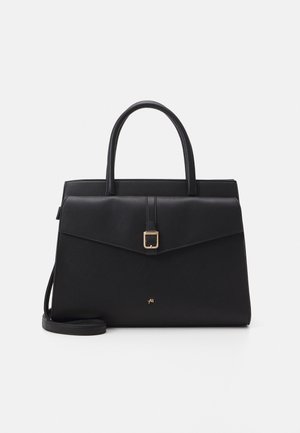 Borsa a tracolla in pelle nera con design strutturato, patta frontale piatta, hardware in tonalità oro, doppie maniglie superiori e tracolla removibile.