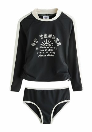 Czarny swim top z długim rękawem i pasujące, wysokie majtki kąpielowe z białym wykończeniem, napis "ST TROPEZ", grafika słońca i slogan Coastline na górze.