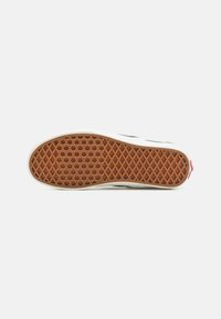 Vans CLASSIC SLIP-ON UNISEX - Belebújós cipők - green/true white
