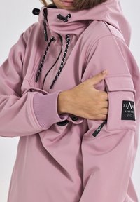 Rosa, leichte Jacke mit Kapuze, verstellbaren Kordeln, langen Ärmeln, gerippten Bündchen und einer Patettaasche am Oberarm.