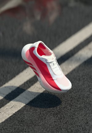 adidas Performance HYPERBOOST EDGE - Cestná bežecká obuv - cloud white/pure ruby/metallic