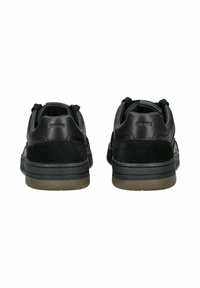 Sneaker nere con un mix di pelle liscia e camoscio. Suola in gomma spessa con colore attenuato, branding sul retro e forma arrotondata.