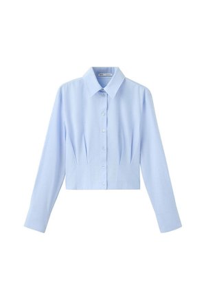 Camisa corta de manga larga azul claro con botones, cuello puntiagudo y pliegues sutiles en la parte delantera.