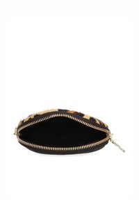 Cartera de estampado de leopardo con superficie lisa, cierre de cremallera dorada y interior negro. Forma ovalada compacta, diseñada para pequeños esenciales.