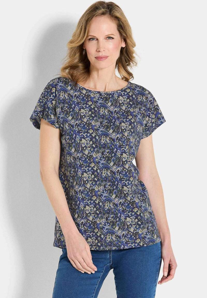 Blauw en crèmekleurig geblokt T-shirt met korte mouwen, ronde hals en een relaxte pasvorm, gemaakt van lichtgewicht stof. Te dragen met blauwe jeans.