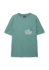Lys grøn bomulds T-shirt med korte ærmer, rund hals, forlommer og trykt tekst "CHILL WAVES" i hvid med flamme detaljer.
