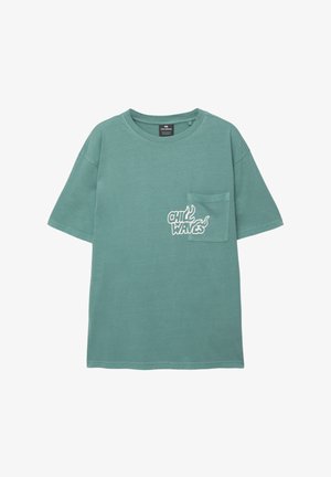 Tricou din bumbac verde deschis, cu mâneci scurte, guler rotund, buzunar frontal și text imprimat "CHILL WAVES" în alb, cu accente de flacără.