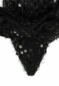 Zwart accessoire met een textuur oppervlak en glanzende pailletten. Het ontwerp is verfraaid met zacht, pluizig materiaal voor extra diepte.