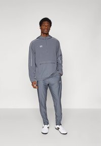 Hall halli spordijakk kaheksandiku lukuga, taskute ja elastsete varrukakärgedega, kombineeritud sobivate pükstega. Riie on sile ja kerge. Valged aktsendid.