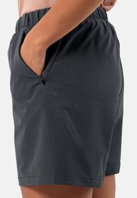 Dunkelgraue Shorts mit einem elastischen Bund, Seitentaschen und einer glatten Textur. Sie zeichnen sich durch ein modernes, minimalistisches Design mit einer taillierten Passform aus.