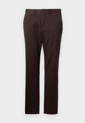 Chinos de algodón marrón oscuro con un diseño de pierna recta, cierre frontal de botón y bolsillos laterales. Textura suave con un detalle mínimo.