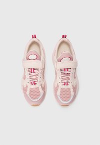 Un paio di sneakers rosa per bambini con design in mesh, cinturini in Velcro e linguette rosso e bianco a strisce, posizionate affiancate su uno sfondo bianco.