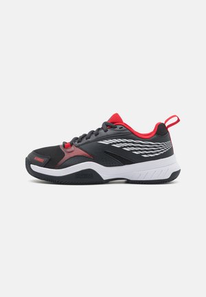 Chaussures de sport noires et rouges avec une tige en mesh, des panneaux latéraux texturés, des accents blancs et une semelle en caoutchouc durable. Elles sont dotées d'une languette de traction à l'arrière.