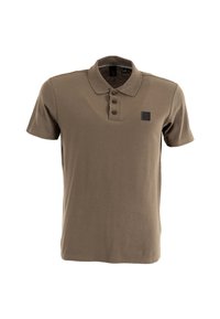 Camisa polo marrón de manga corta con cuello acanalado, tapeta de tres botones y pequeño logo cuadrado negro en el lado izquierdo del pecho.