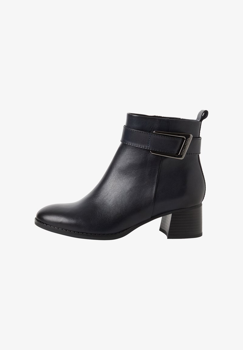 Bottine noire en cuir avec talon bloc et bride latérale avec détail de boucle métallique sur fond blanc.