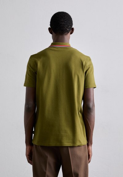 Camiseta de manga corta, color verde oliva, hecha de algodón, con un acabado de contraste en el cuello en rojo, con un corte relajado y una textura suave.