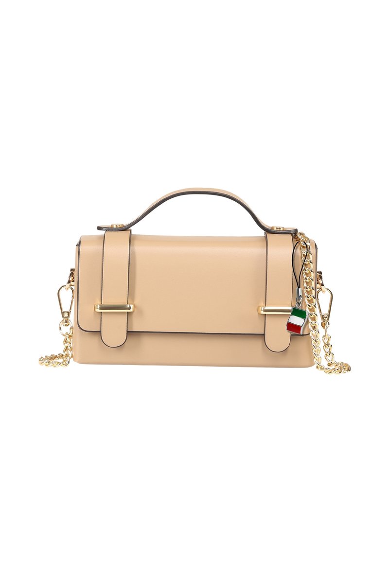 Beige handtas met bovenste handvat, gouden kettingriem, twee voorste banden met gouden accenten en een klein Italiaans vlaggetje aan de rechterkant.