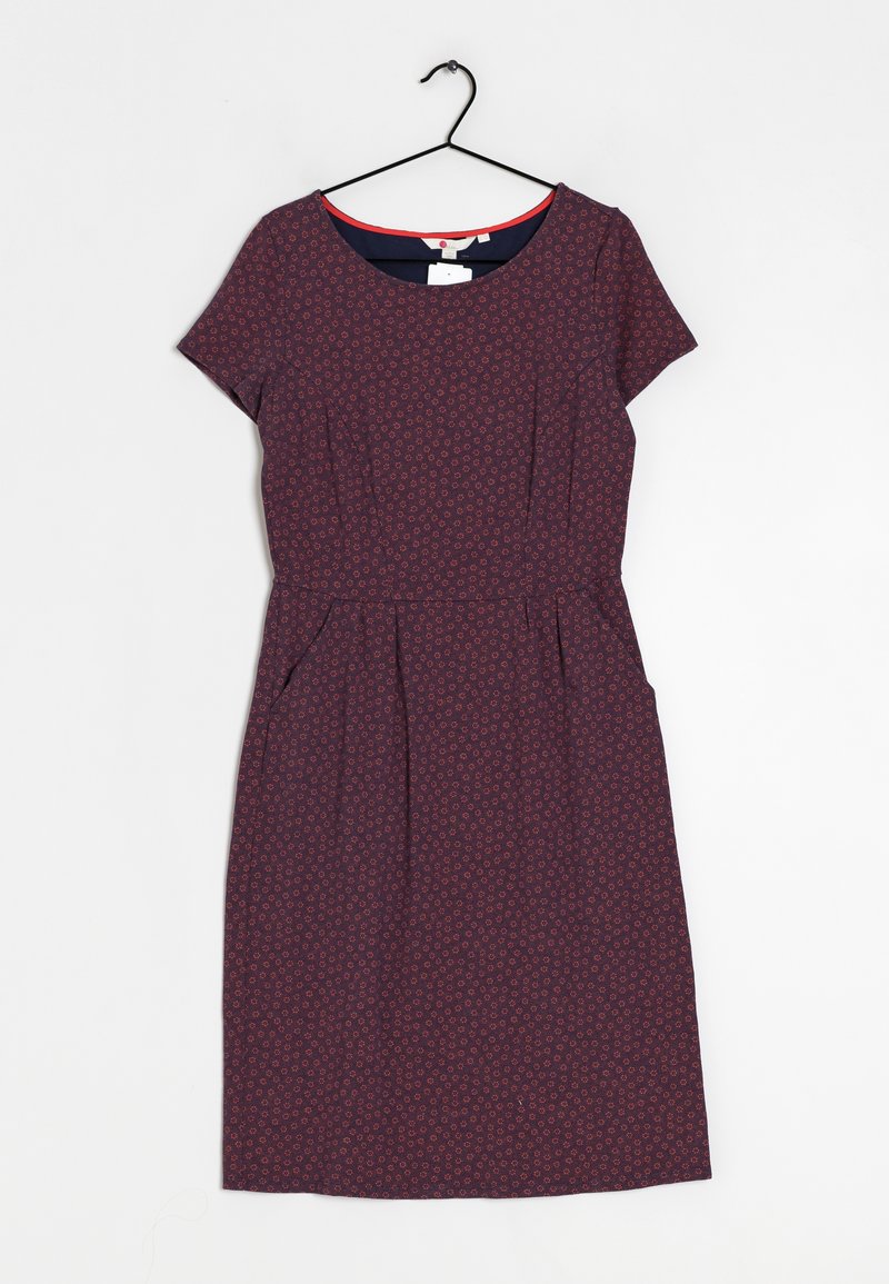 Robe violette foncée à manches courtes avec petit motif floral rouge, taille cintrée et encolure ronde, suspendue sur un cintre noir sur fond blanc.