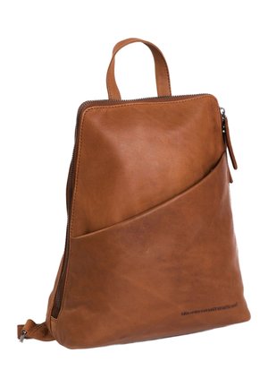 Zaino in pelle marrone dal design elegante, dotato di maniglia superiore, chiusura con zip e tasca frontale angolata per una maggiore utilità.