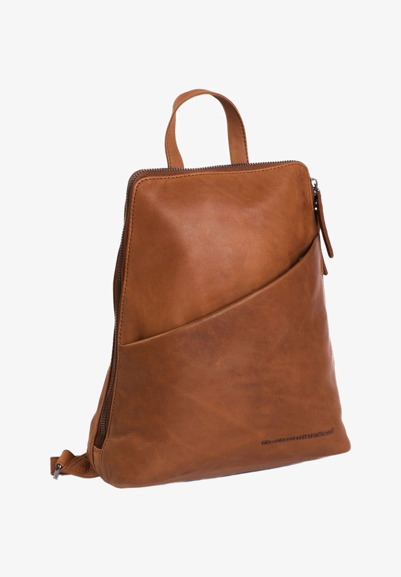 Ruskea nahkabackpacki, jossa on tyylikäs muotoilu, varustettuna yläkahvalla, vetoketjukiinnityksellä ja viistolla etutaskulla lisää käyttökelpoisuutta varten.