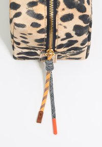 Leopardų rašto kosmetinė su auksine užtrauktuku, pilku ir oranžiniu traukimo elementu bei struktūrizuota stačiakampio forma. Minkšta tekstūra, patvari medžiaga.