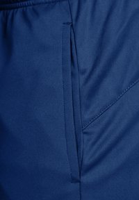 Marina atletiska shorts i mjuk, lätt tyg, med elastisk midja och sidofickor med diagonala sömnadsdetaljer.