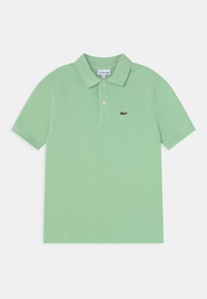 Polo shirt verde in un morbido tessuto testurizzato, con collo classico, placket a due bottoni e logo ricamato sul lato sinistro del petto.