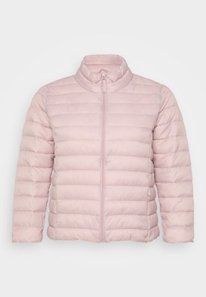 Lichtroze gewatteerde jas met een hoge kraag, een rits aan de voorkant en horizontale stiksels voor textuur. Gemaakt van een glad synthetisch materiaal.