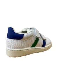 Zapatilla blanca perforada con acentos en azul y verde, cierre de gancho y bucle, collar acolchado y suela de goma texturizada.
