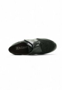 Zapato negro con parte superior texturizada y correa de cuero suave. Presenta una punta redonda y una suela baja y flexible. Logotipo de la marca visible en el interior.