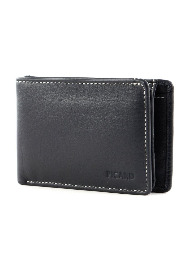 Billetera de cuero negro con una textura suave, que presenta costuras en blanco y un logotipo de la marca grabado en un lado. Forma rectangular compacta.